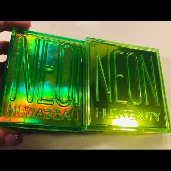 ❌SPOT THE FAKE HUDA NEON EYESHADOW❌ - Picture 2 of 6